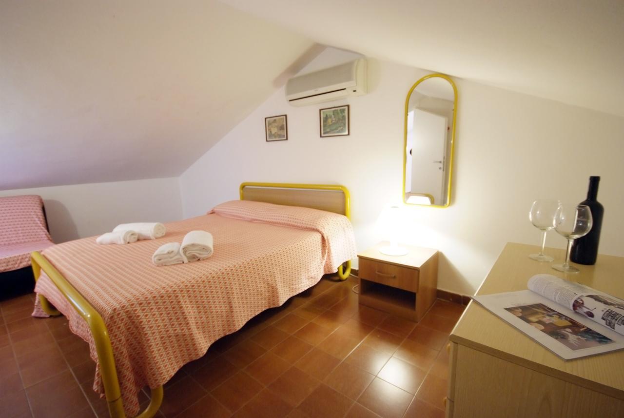 Residence Sud Est Porto Azzurro Exteriör bild