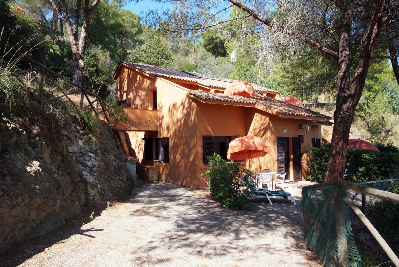 Residence Sud Est Porto Azzurro Exteriör bild