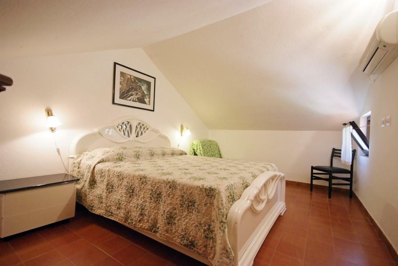 Residence Sud Est Porto Azzurro Exteriör bild